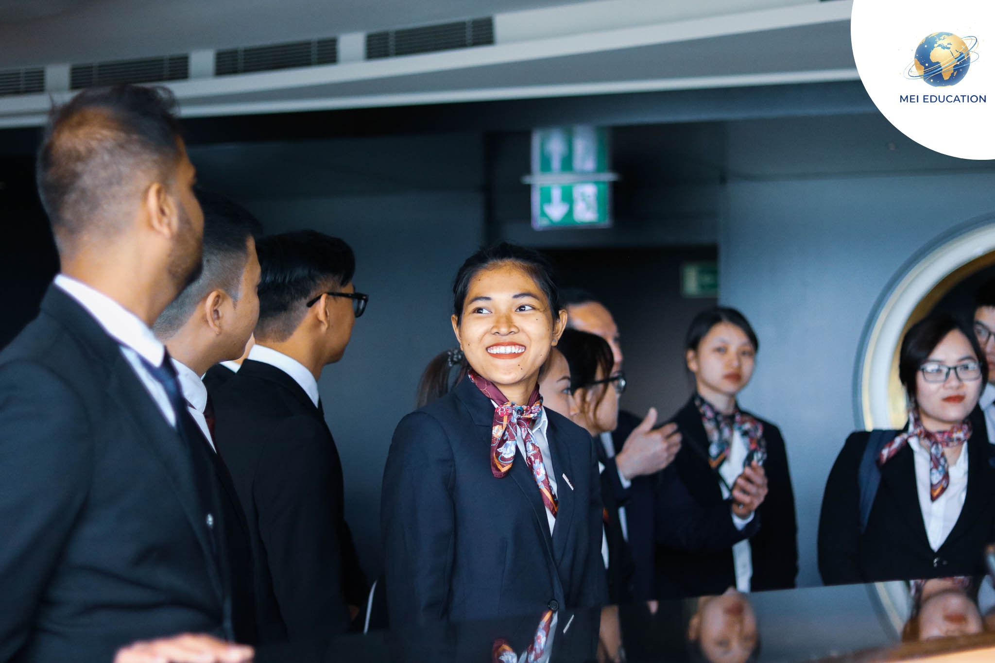 Hình ảnh sinh viên Swiss Educational College rạng rỡ trong đồng phục ngành quản trị khách sạn - MEI Education.