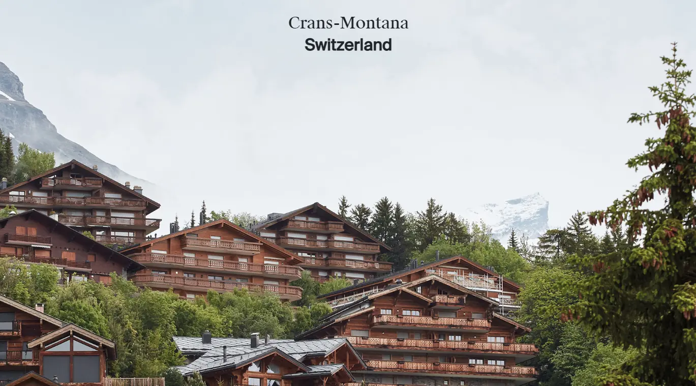 Khám phá khuôn viên Les Roches Crans-Montana Thụy Sĩ Hình ảnh khuôn viên trường quản trị khách sạn Les Roches mang kiến trúc gỗ truyền thống tại vùng núi Crans-Montana, Thụy Sĩ.