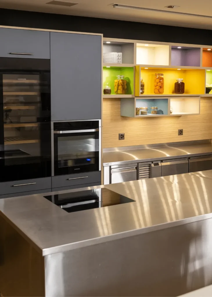 Hình ảnh không gian bếp thực hành Demo Kitchen hiện đại, được trang bị thiết bị cao cấp tại khuôn viên trường quản trị khách sạn Glion.