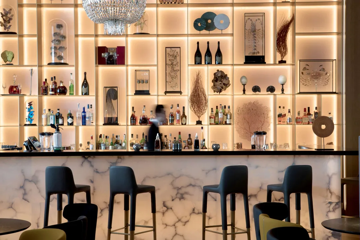 Hình ảnh không gian quầy bar sang trọng tại nhà hàng thực hành Lounge Bar Maison Decotterd của trường quản trị khách sạn Glion.