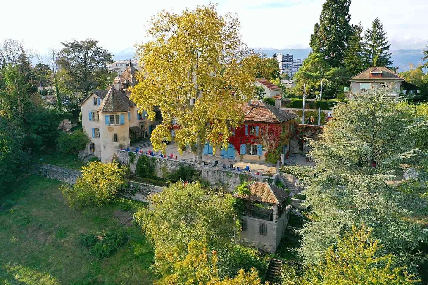 Hình ảnh toàn cảnh khuôn viên tuyệt đẹp của Học viện Swiss UMEF nằm trong khuôn viên lâu đài lịch sử Château d’Aïre tại Geneva, Thụy Sĩ.