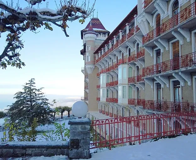 Hình ảnh góc khuôn viên trường SHMS (Swiss Hotel Management School) cơ sở Caux Thụy Sĩ phủ đầy tuyết trắng vào mùa đông.