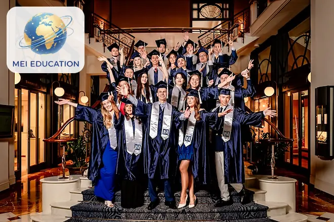 Chinh phục tấm bằng cử nhân quản trị khách sạn Thụy Sĩ cùng MEI Education Hình ảnh tập thể sinh viên quốc tế mặc trang phục cử nhân rạng rỡ chụp ảnh kỷ niệm trên bậc cầu thang sang trọng trong lễ tốt nghiệp trường quản trị khách sạn Thụy Sĩ.
