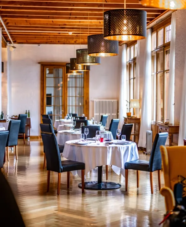 Hình ảnh không gian nhà hàng fine dining sang trọng được setup chỉn chu tại trường SHMS Thụy Sĩ.