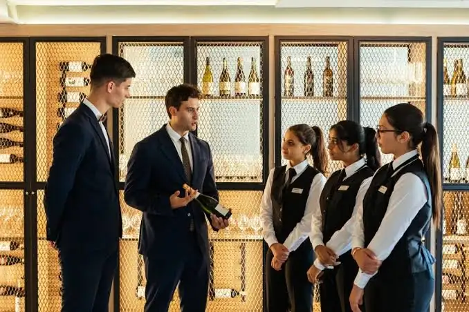 Lớp học thực hành rượu vang của sinh viên Les Roches Thụy Sĩ Hình ảnh sinh viên trường quản trị khách sạn Les Roches đang thực hành nghiệp vụ phục vụ rượu vang dưới sự hướng dẫn của chuyên gia.